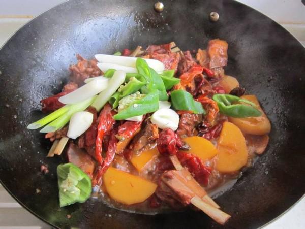 土豆燒羊排的做法-家常味燒菜譜-易網健康養生網 土豆燒羊排的做法-家常味燒菜譜