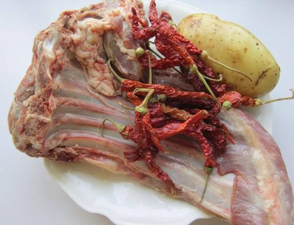 土豆燒羊排的做法-家常味燒菜譜-易網<a href=http://www.xllyou.com/ target=_blank class=infotextkey>健康養生</a>網 土豆燒羊排的做法-家常味燒菜譜