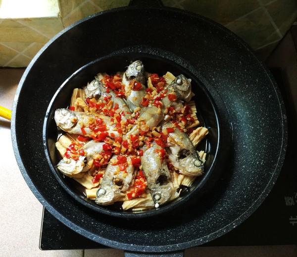 腐竹蒸小黃魚的做法-香辣味蒸菜譜-易網健康養生網 腐竹蒸小黃魚的做法-香辣味蒸菜譜