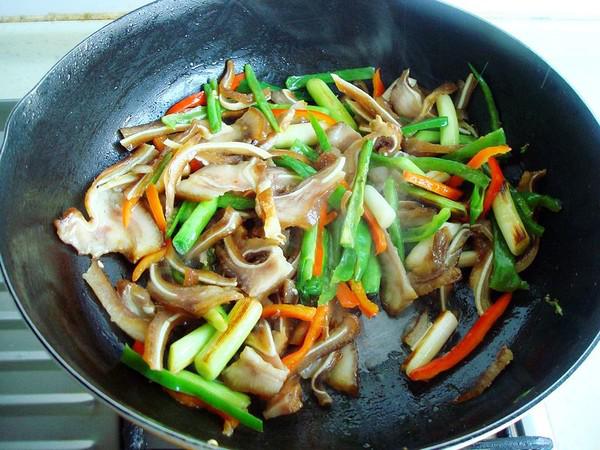 蒜苗炒豬耳朵的做法-蒜香味炒菜譜