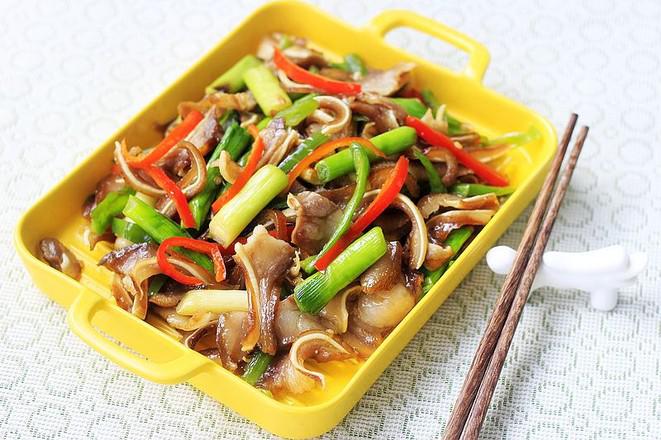 蒜苗炒豬耳朵的做法-蒜香味炒菜譜