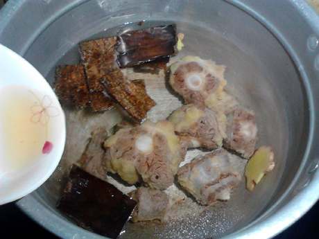 杜仲牛尾湯的做法-咸鮮味燉菜譜-易網健康養生網 杜仲牛尾湯的做法-咸鮮味燉菜譜