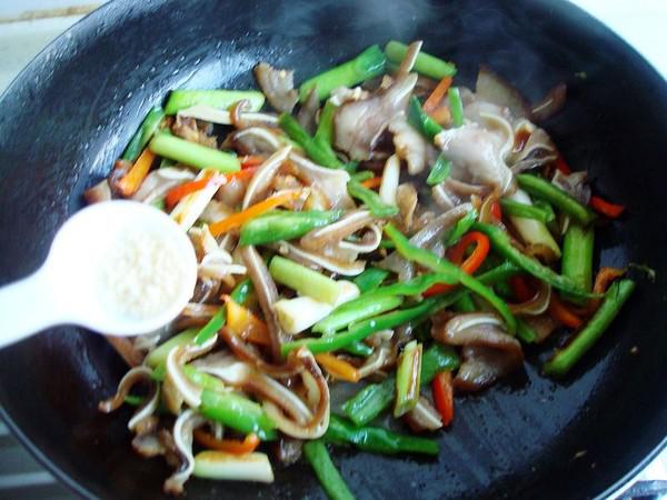 蒜苗炒豬耳朵的做法-蒜香味炒菜譜