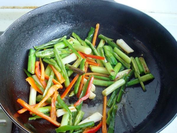 蒜苗炒豬耳朵的做法-蒜香味炒菜譜