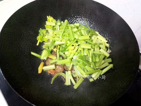 香腸炒芹菜的做法-家常味炒菜譜-易網健康養生網 香腸炒芹菜的做法-家常味炒菜譜