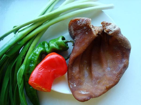 蒜苗炒豬耳朵的做法-蒜香味炒菜譜