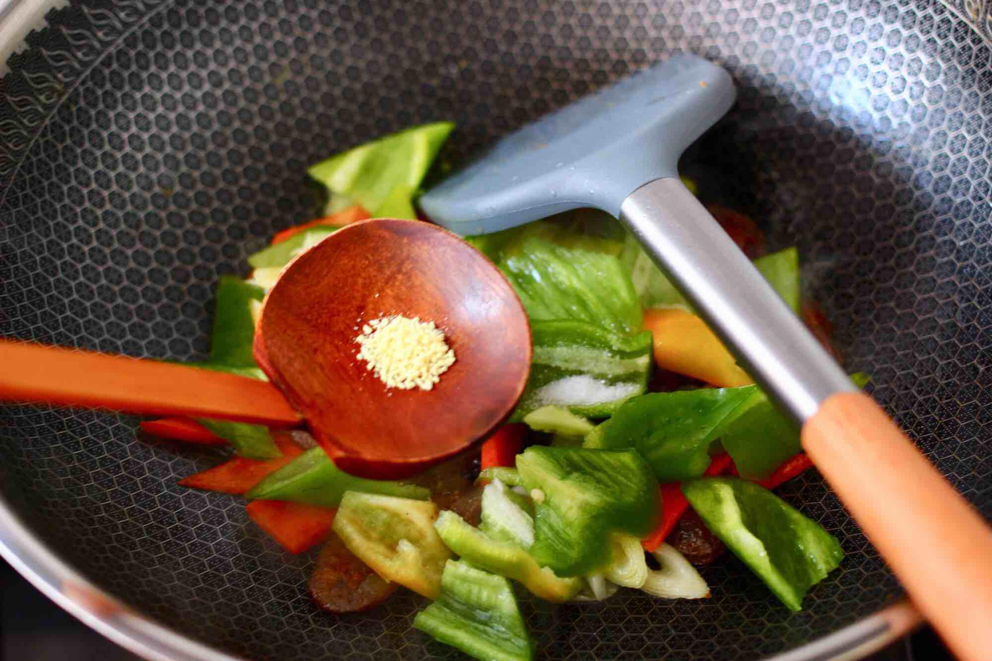 臘腸辣炒雞蛋的做法-家常味炒菜譜-易網健康養生網 臘腸辣炒雞蛋的做法-家常味炒菜譜