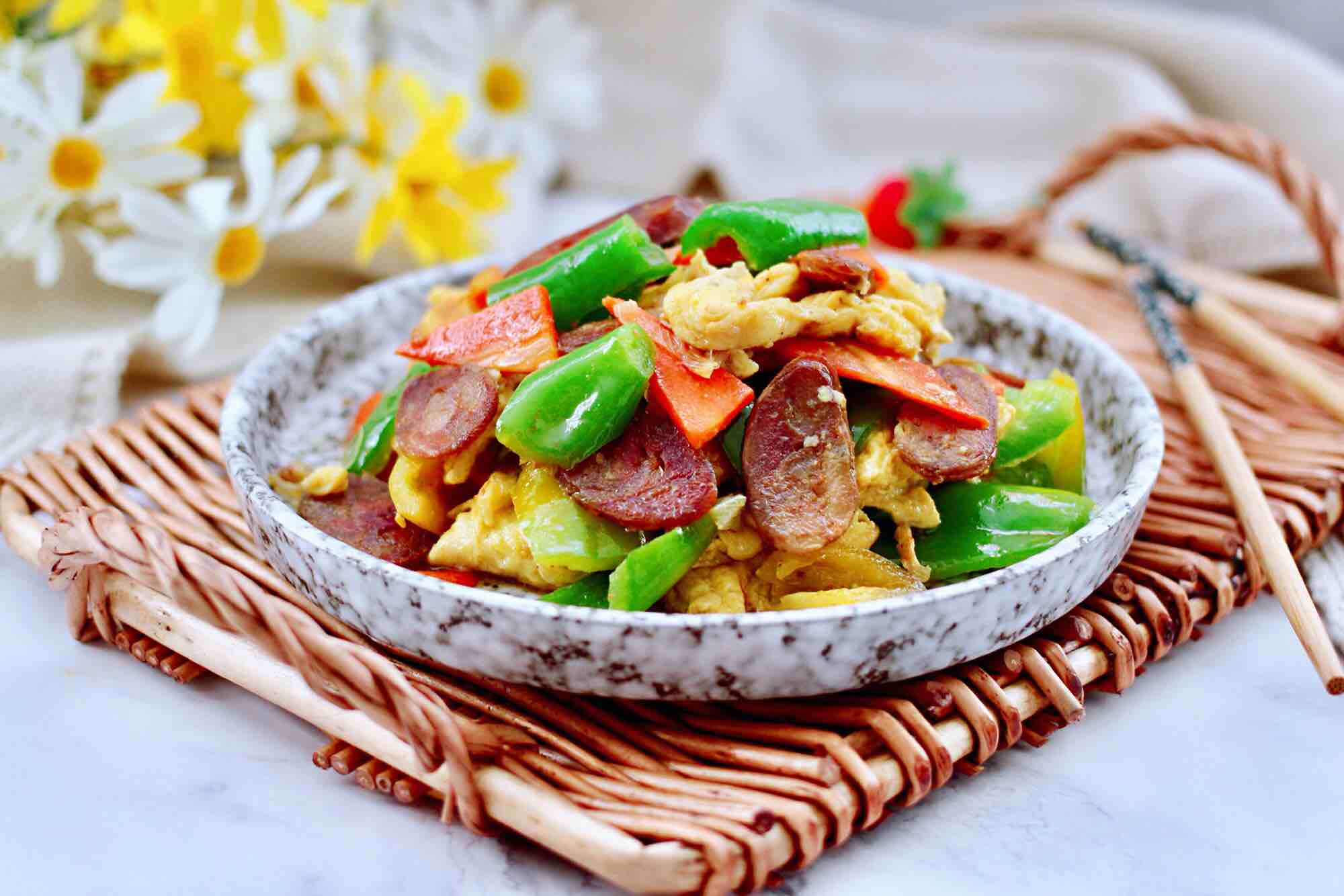 臘腸辣炒雞蛋的做法-家常味炒菜譜-易網健康養生網 臘腸辣炒雞蛋的做法-家常味炒菜譜