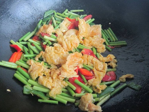 西紅柿蒜薹炒雞蛋的做法-家常味炒菜譜