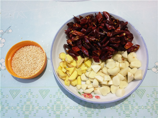 干煸辣子雞的做法-香辣味炒菜譜-易網(wǎng)健康養(yǎng)生網(wǎng) 干煸辣子雞的做法-香辣味炒菜譜