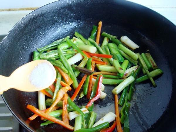 蒜苗炒豬耳朵的做法-蒜香味炒菜譜