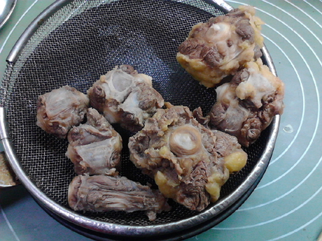 杜仲牛尾湯的做法-咸鮮味燉菜譜-易網健康養生網 杜仲牛尾湯的做法-咸鮮味燉菜譜