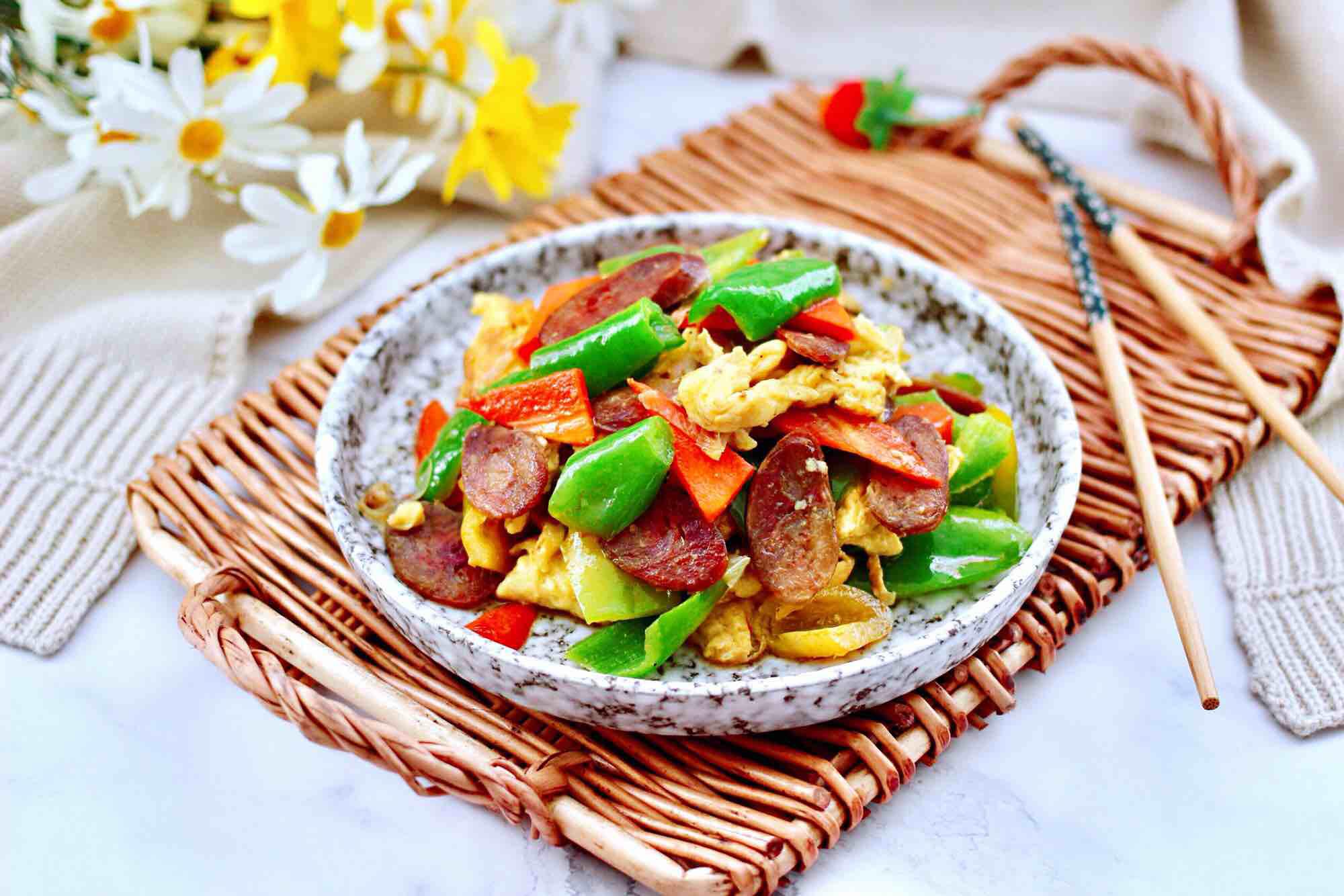 臘腸辣炒雞蛋的做法-家常味炒菜譜-易網健康養生網 臘腸辣炒雞蛋的做法-家常味炒菜譜