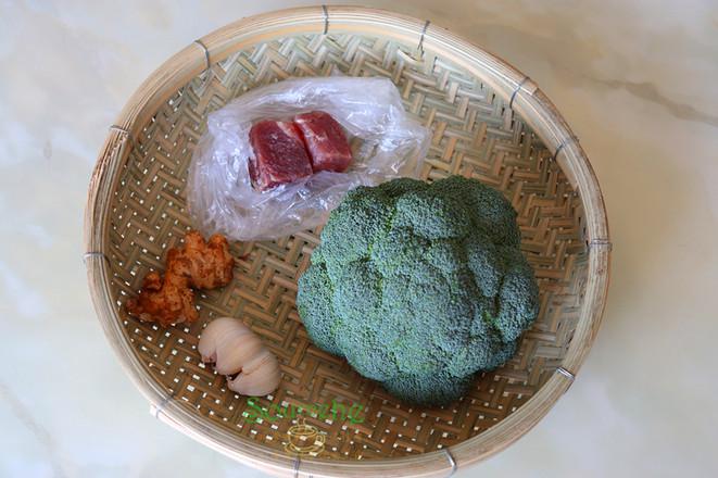 牛肉炒西蘭花的做法-家常味炒菜譜-易網<a href=http://www.xllyou.com/ target=_blank class=infotextkey>健康養生</a>網 牛肉炒西蘭花的做法-家常味炒菜譜