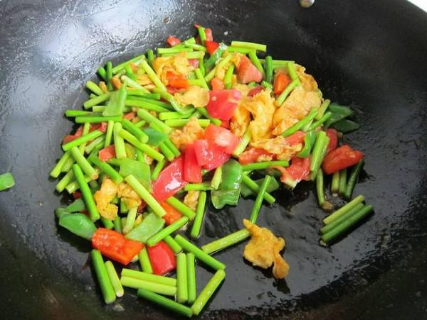 西紅柿蒜薹炒雞蛋的做法-家常味炒菜譜