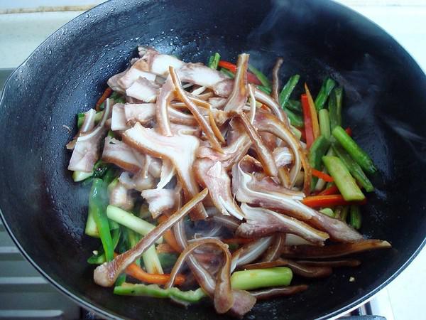 蒜苗炒豬耳朵的做法-蒜香味炒菜譜