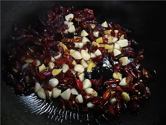 干煸辣子雞的做法-香辣味炒菜譜-易網(wǎng)健康養(yǎng)生網(wǎng) 干煸辣子雞的做法-香辣味炒菜譜