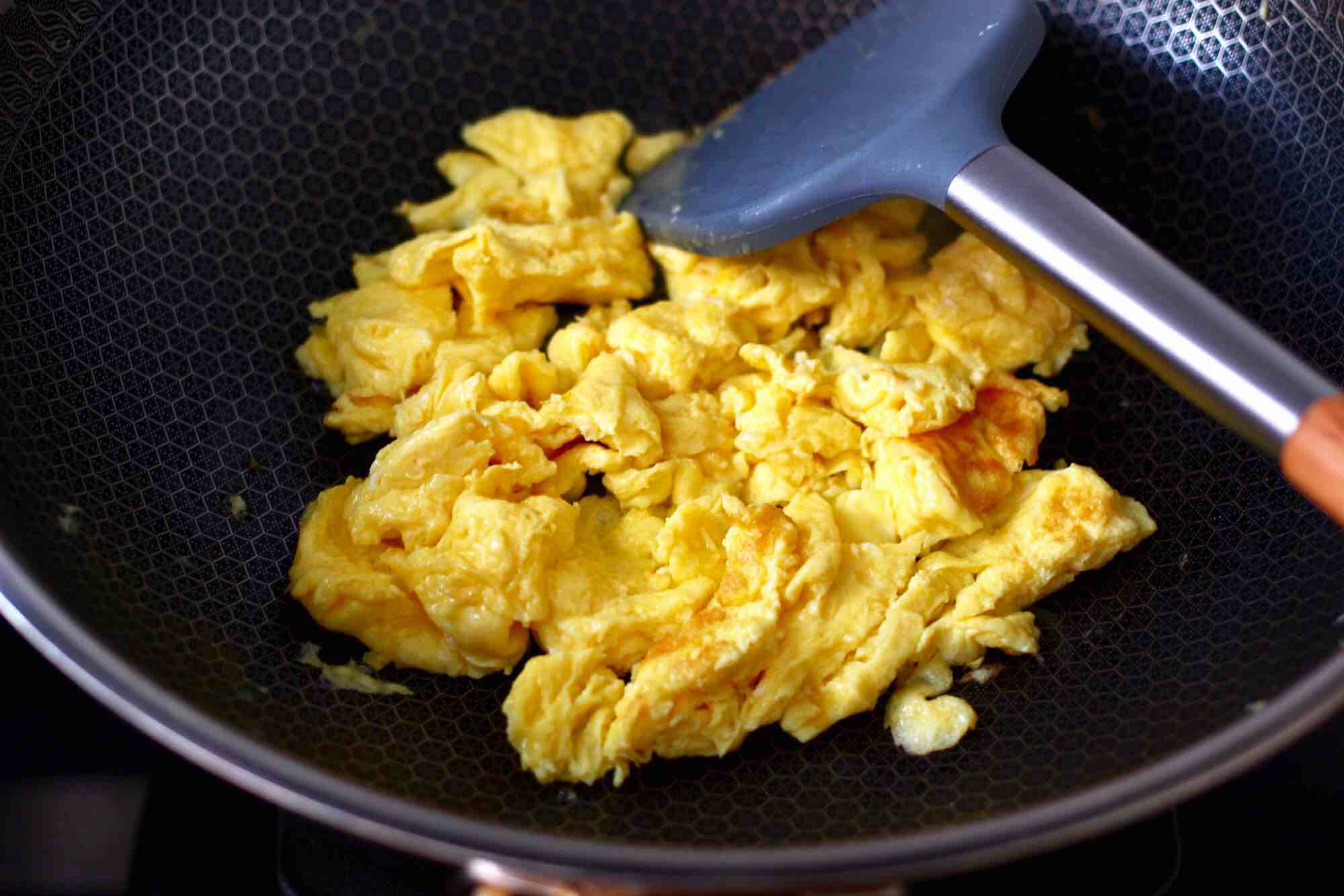 臘腸辣炒雞蛋的做法-家常味炒菜譜-易網健康養生網 臘腸辣炒雞蛋的做法-家常味炒菜譜