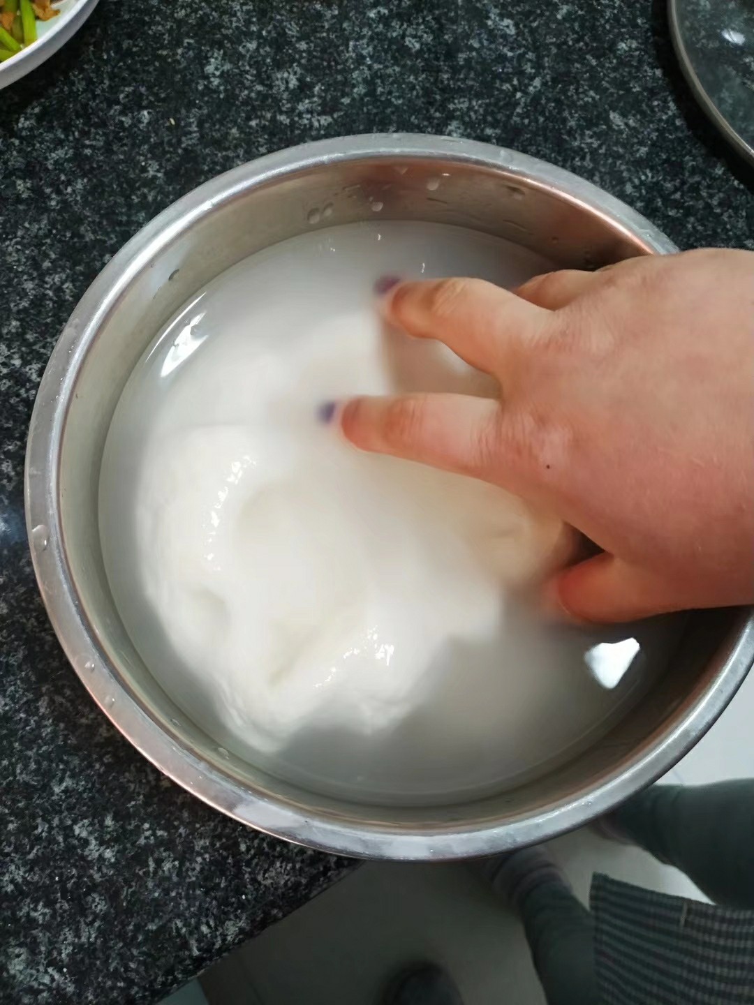 自制涼皮的做法-酸辣味拌菜譜-易網<a href=http://www.xllyou.com/ target=_blank class=infotextkey>健康養生</a>網 自制涼皮的做法-酸辣味拌菜譜