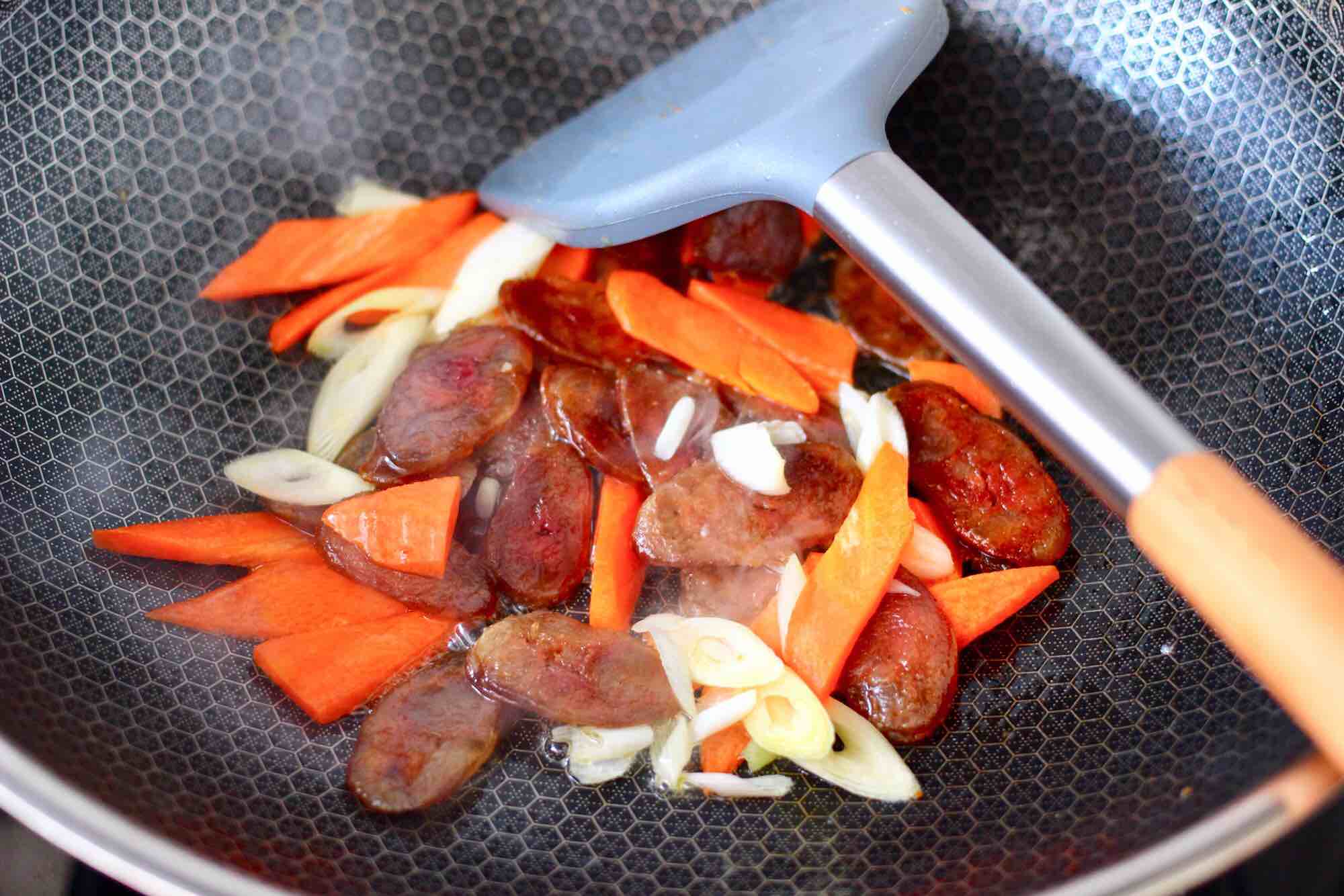 臘腸辣炒雞蛋的做法-家常味炒菜譜-易網健康養生網 臘腸辣炒雞蛋的做法-家常味炒菜譜