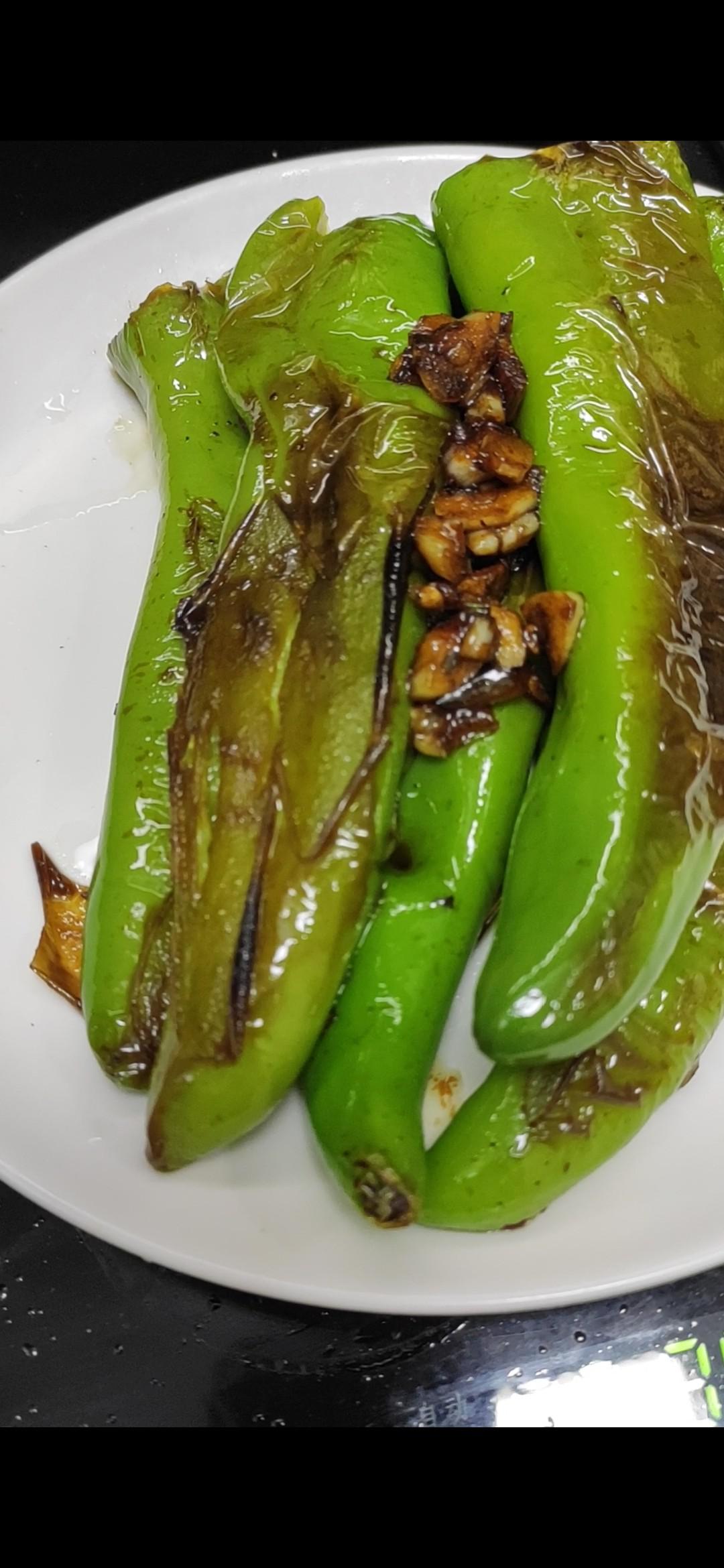 下飯菜虎皮青椒的做法-家常味炒菜譜-易網(wǎng)健康養(yǎng)生網(wǎng) 下飯菜虎皮青椒的做法-家常味炒菜譜