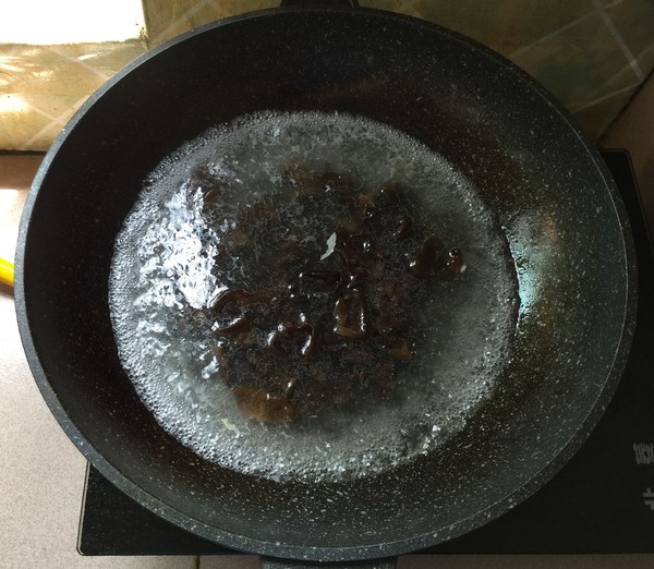 芹菜炒黑木耳的做法-家常味炒菜譜-易網健康養生網 芹菜炒黑木耳的做法-家常味炒菜譜