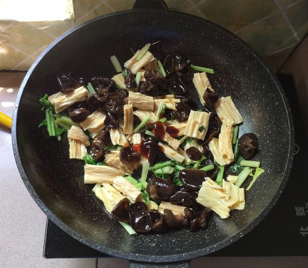 芹菜炒黑木耳的做法-家常味炒菜譜-易網健康養生網 芹菜炒黑木耳的做法-家常味炒菜譜