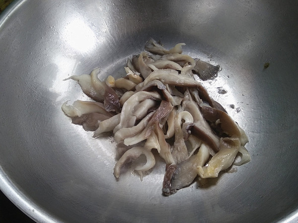 鳳尾蘑炒油菜的做法-家常味炒菜譜-易網健康養生網 鳳尾蘑炒油菜的做法-家常味炒菜譜