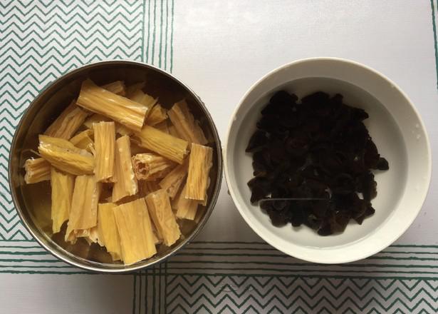 芹菜炒黑木耳的做法-家常味炒菜譜-易網健康養生網 芹菜炒黑木耳的做法-家常味炒菜譜