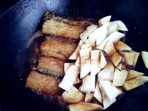 杏鮑菇燒帶魚的做法-咸鮮味燒菜譜-易網健康養生網 杏鮑菇燒帶魚的做法-咸鮮味燒菜譜