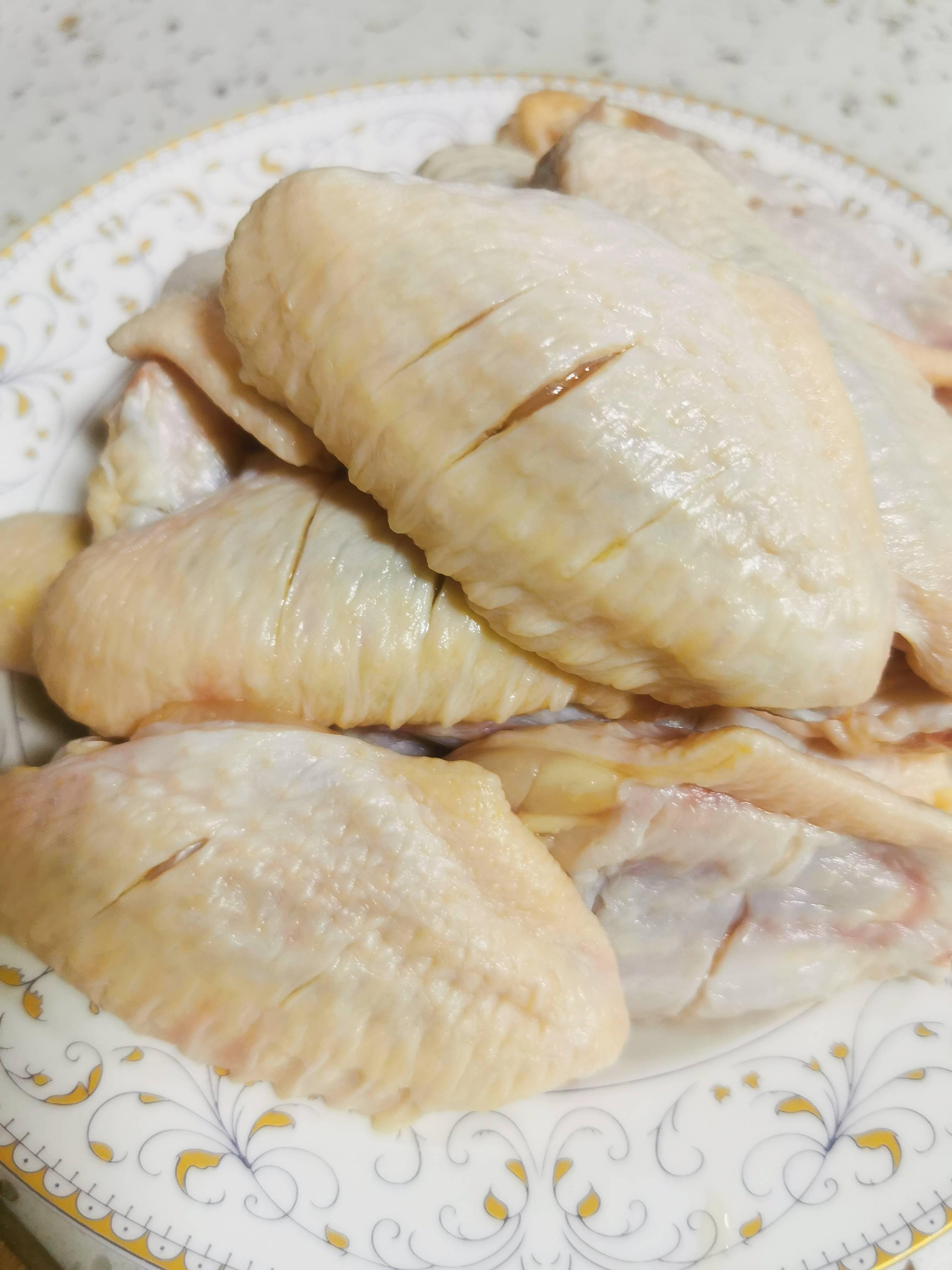 蔥油雞翅的做法-咸鮮味煎菜譜-易網<a href=http://www.xllyou.com/ target=_blank class=infotextkey>健康養生</a>網 蔥油雞翅的做法-咸鮮味煎菜譜