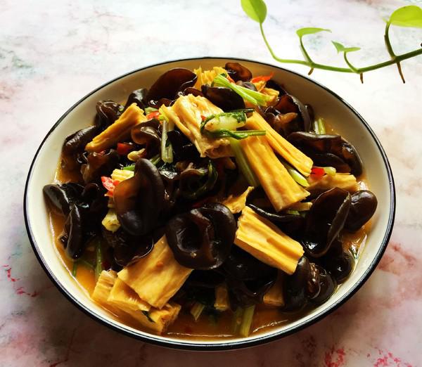 芹菜炒黑木耳的做法-家常味炒菜譜-易網健康養生網 芹菜炒黑木耳的做法-家常味炒菜譜