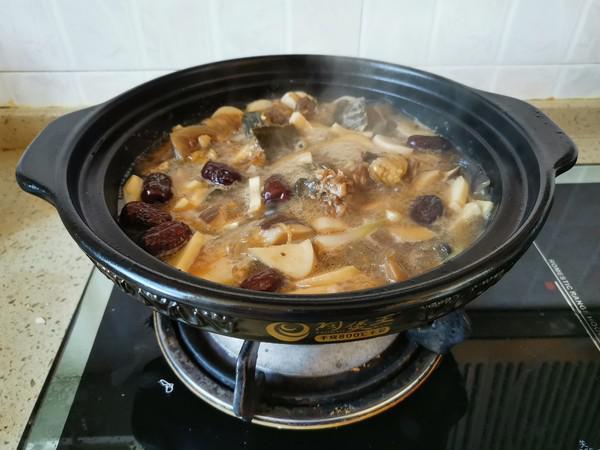 雞腿菇燉甲魚煲的做法-咸鮮味燉菜譜-易網健康養生網 雞腿菇燉甲魚煲的做法-咸鮮味燉菜譜