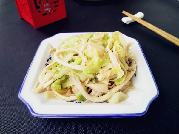 圓白菜燒杏鮑菇的做法-家常味燒菜譜-易網(wǎng)健康養(yǎng)生網(wǎng) 圓白菜燒杏鮑菇的做法-家常味燒菜譜