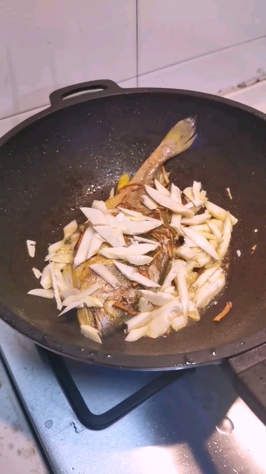 春筍燉黃魚的做法-家常味煮菜譜-易網(wǎng)健康養(yǎng)生網(wǎng) 春筍燉黃魚的做法-家常味煮菜譜