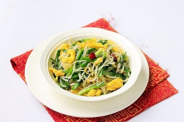 韭菜綠豆芽炒雞蛋的做法-家常味炒菜譜-易網(wǎng)健康養(yǎng)生網(wǎng) 韭菜綠豆芽炒雞蛋的做法-家常味炒菜譜