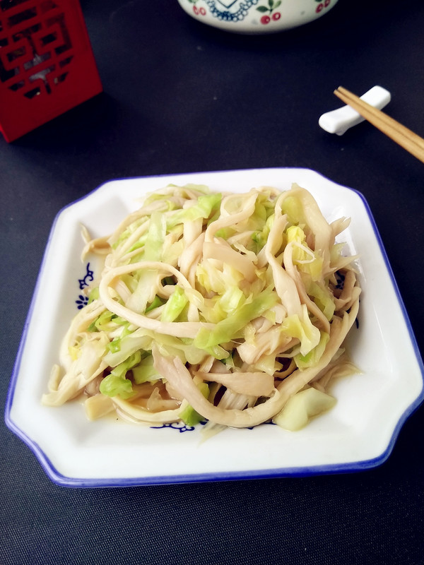 圓白菜燒杏鮑菇的做法-家常味燒菜譜-易網(wǎng)健康養(yǎng)生網(wǎng) 圓白菜燒杏鮑菇的做法-家常味燒菜譜