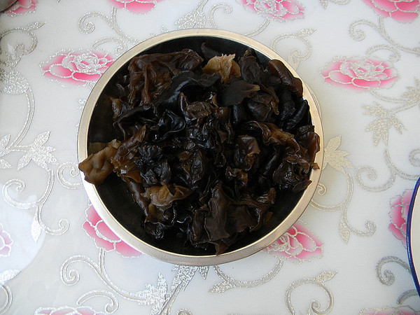 涼拌黑木耳的做法-其它口味拌菜譜-易網(wǎng)<a href=http://www.xllyou.com/ target=_blank class=infotextkey>健康養(yǎng)生</a>網(wǎng) 涼拌黑木耳的做法-其它口味拌菜譜