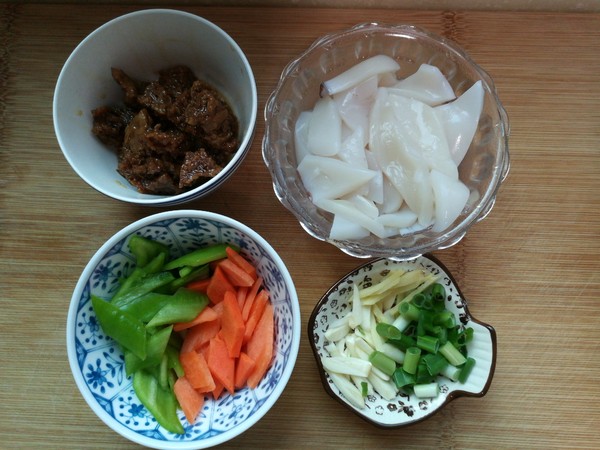 魷魚燴烤麩的做法-家常味燴菜譜-易網<a href=http://www.xllyou.com/ target=_blank class=infotextkey>健康養生</a>網 魷魚燴烤麩的做法-家常味燴菜譜