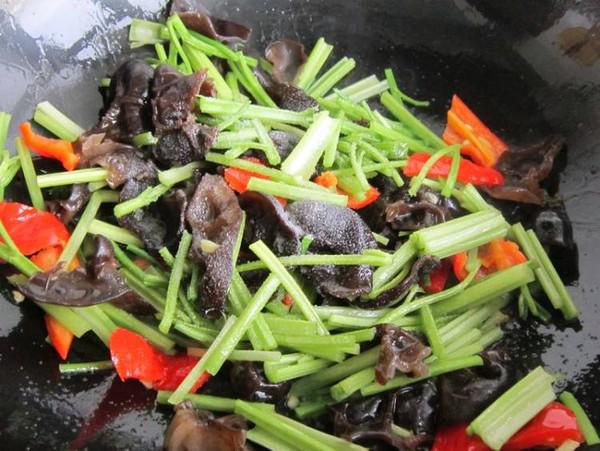 毛芹木耳炒雞蛋的做法-家常味炒菜譜-易網健康養生網 毛芹木耳炒雞蛋的做法-家常味炒菜譜