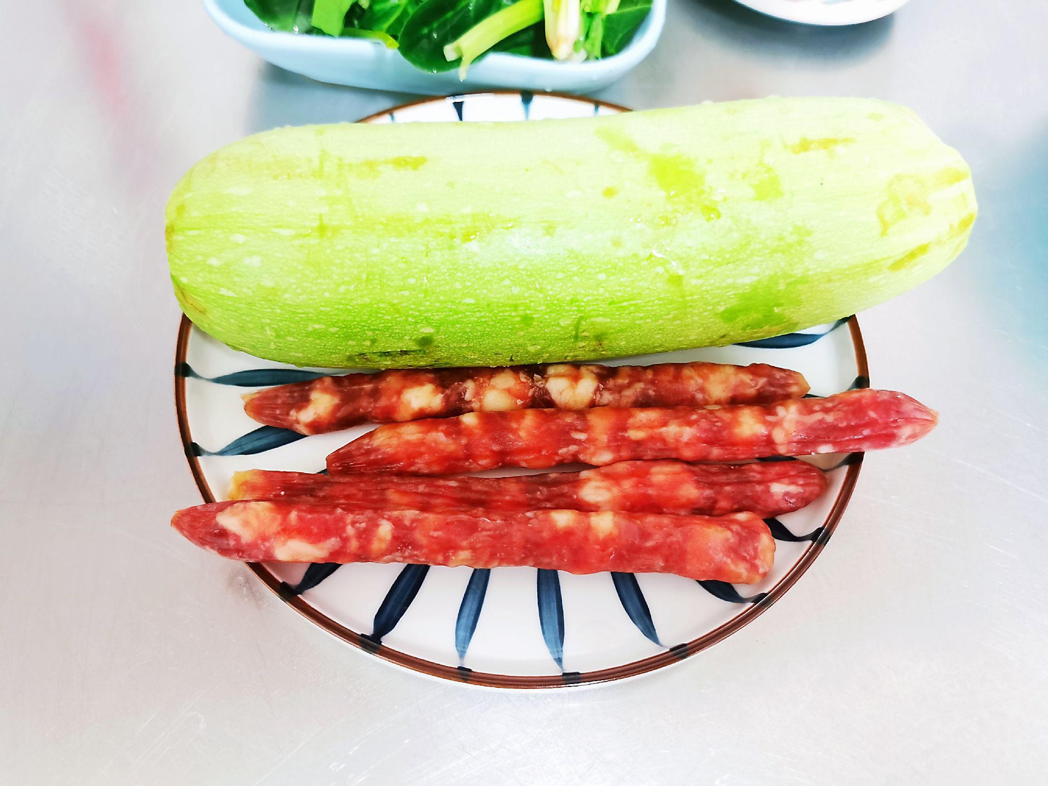 臘腸炒西葫蘆的做法-家常味炒菜譜-易網<a href=http://www.xllyou.com/ target=_blank class=infotextkey>健康養生</a>網 臘腸炒西葫蘆的做法-家常味炒菜譜