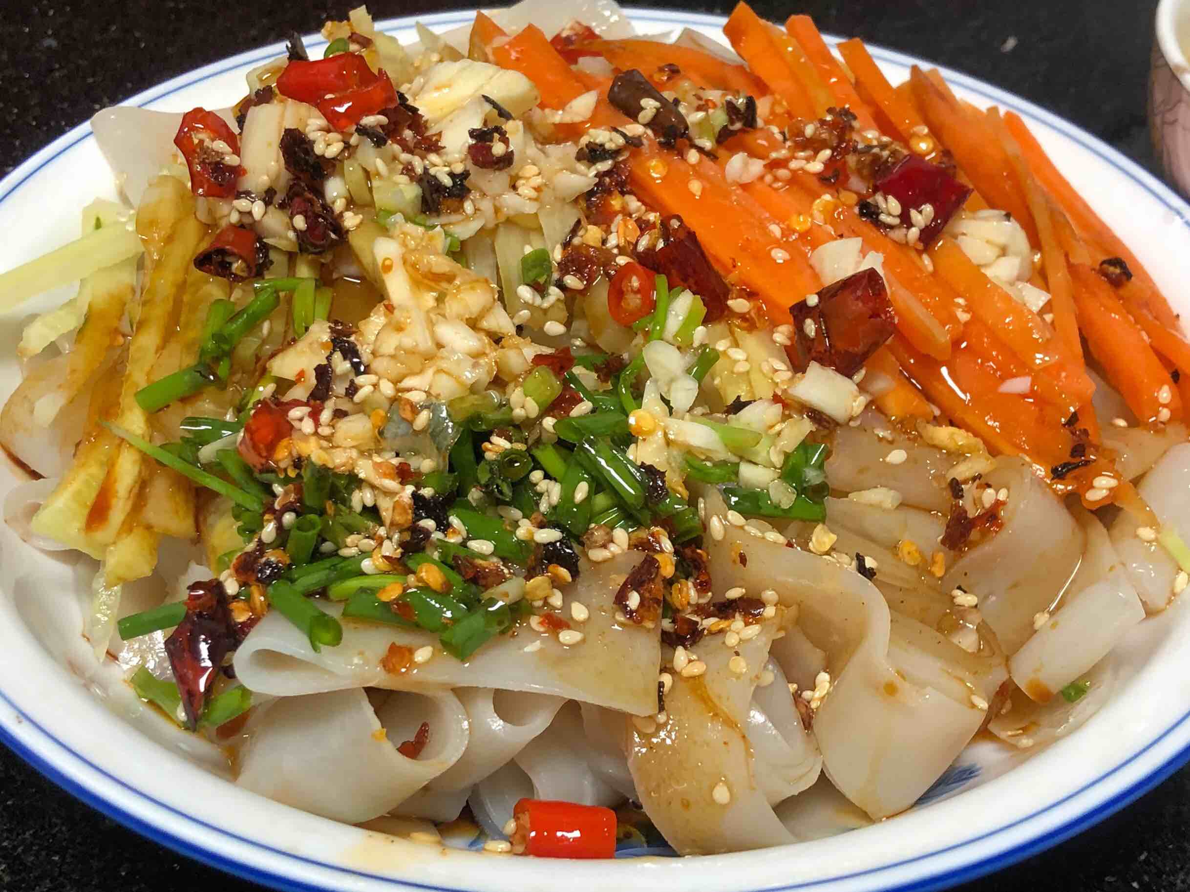 簡(jiǎn)單易做滴涼皮的做法-酸辣味蒸菜譜