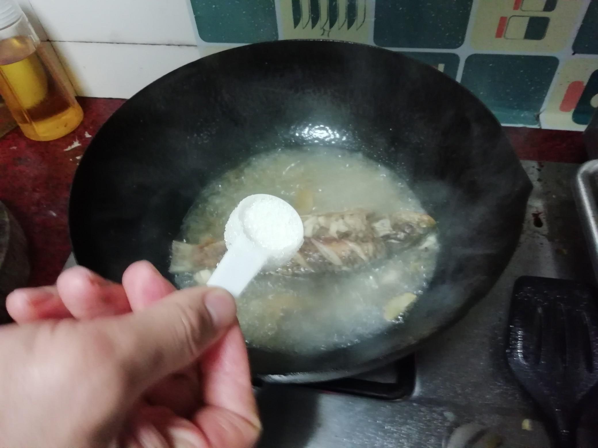 燜燒鯉魚(yú)的做法-咸鮮味燉菜譜