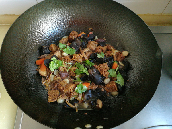 烤麩燴菜的做法-家常味燴菜譜-易網健康養生網 烤麩燴菜的做法-家常味燴菜譜