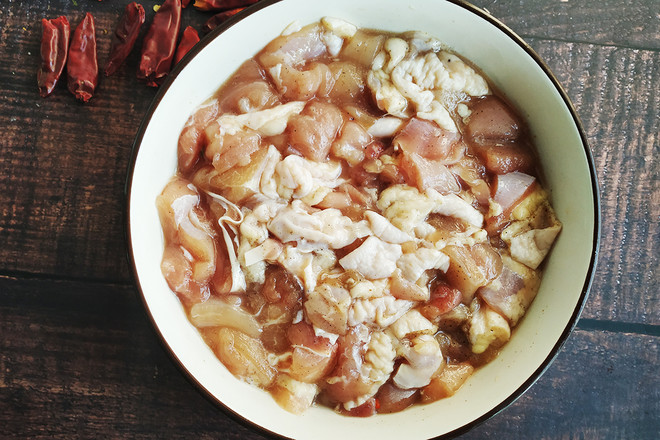 辣子雞丁的做法-麻辣味炒菜譜-易網健康養生網 辣子雞丁的做法-麻辣味炒菜譜