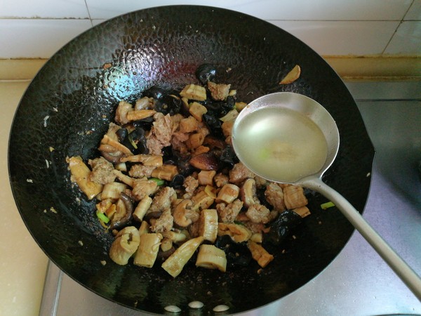 牛肉筍干大雜燴的做法-家常味燴菜譜-易網健康養生網 牛肉筍干大雜燴的做法-家常味燴菜譜