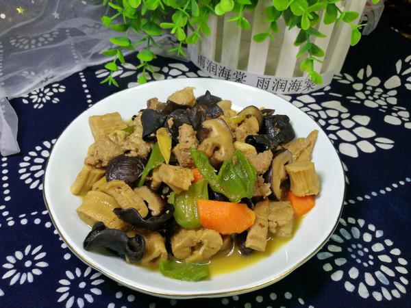 牛肉筍干大雜燴的做法-家常味燴菜譜-易網健康養生網 牛肉筍干大雜燴的做法-家常味燴菜譜