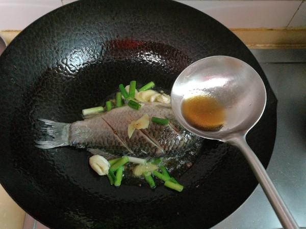 鯽魚花生仁燉烤麩的做法-家常味燉菜譜