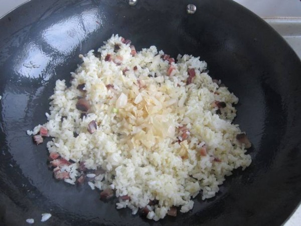 泡菜臘肉蛋炒飯的做法-咸鮮味炒菜譜