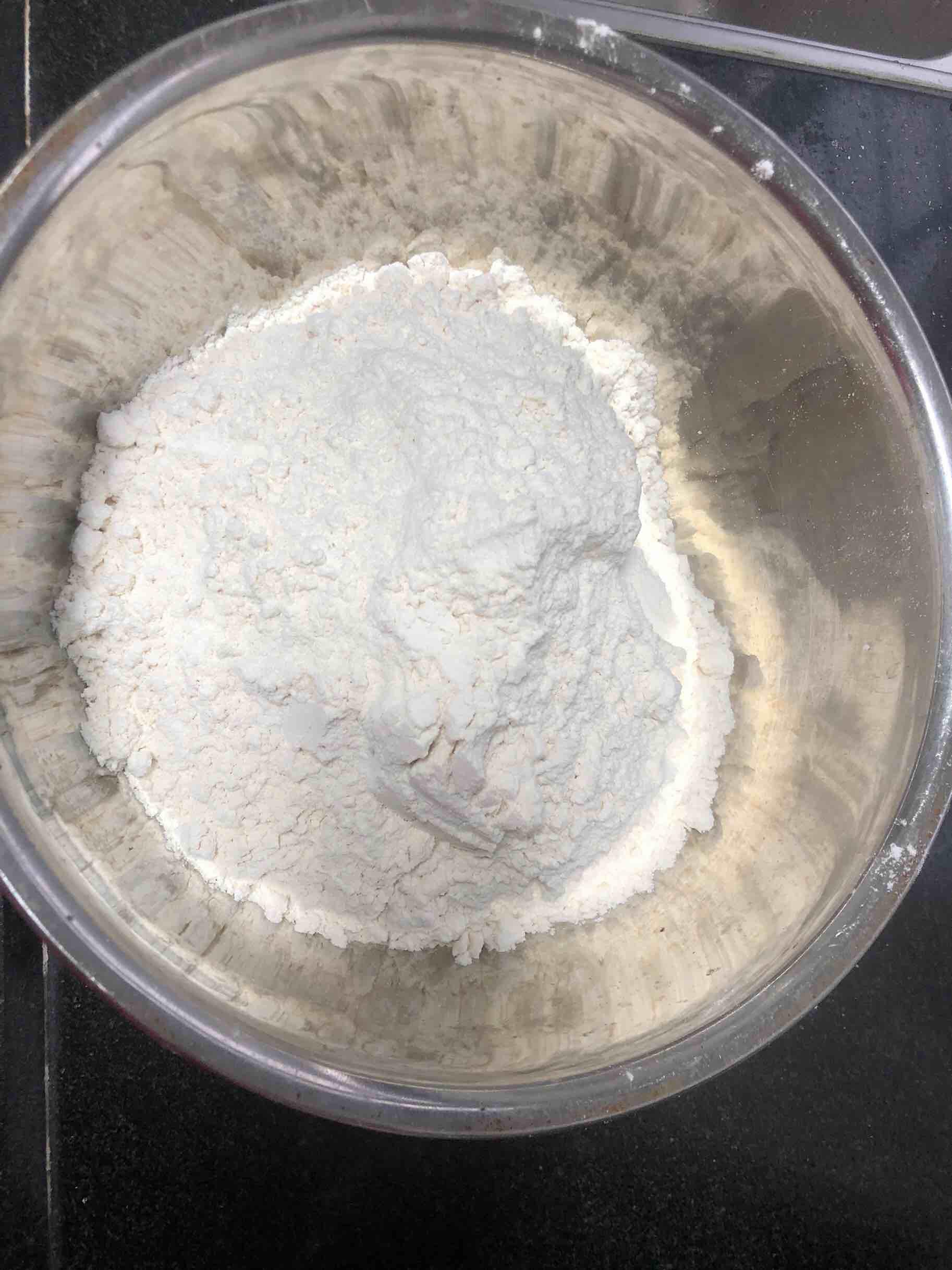 簡(jiǎn)單易做滴涼皮的做法-酸辣味蒸菜譜-易網(wǎng)<a href=http://www.xllyou.com/ target=_blank class=infotextkey>健康養(yǎng)生</a>網(wǎng) 簡(jiǎn)單易做滴涼皮的做法-酸辣味蒸菜譜